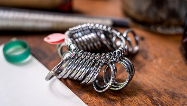 在一个大的车间里制造手工珠宝的成套工具图片下载