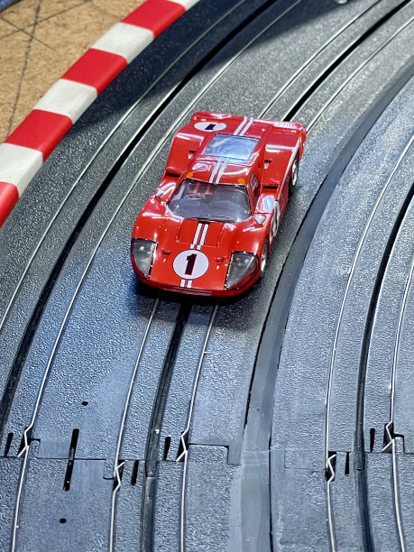 电动槽车在赛道上的特写图片下载