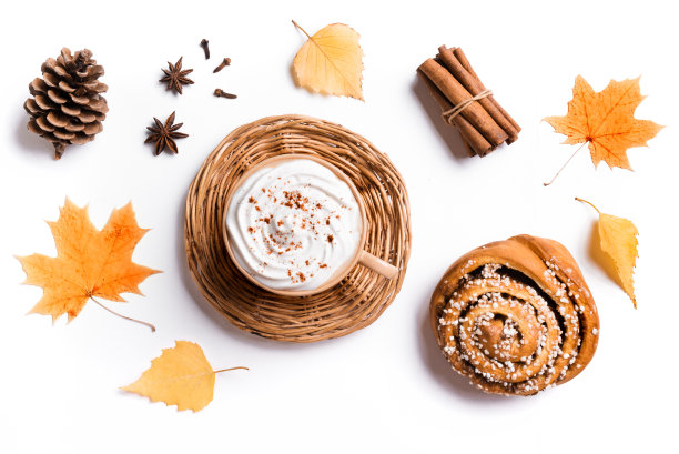 秋天的背景，咖啡和肉桂面包图片下载