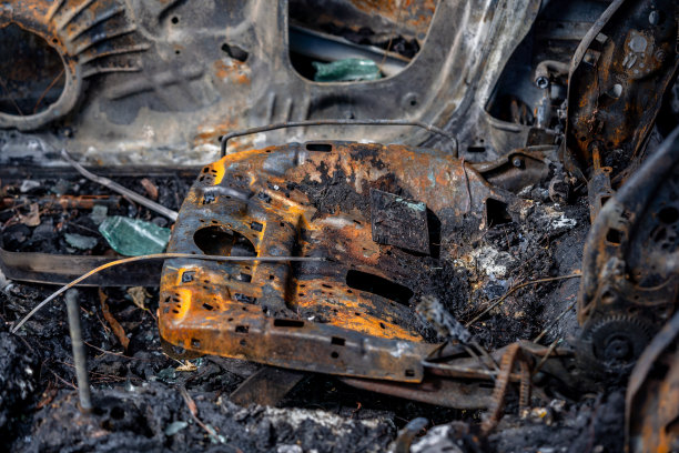 着火后的汽车。被烧毁汽车的铁片。被遗弃烧毁的汽车，由于短路，纵火。准备报废图片下载