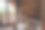 一位年轻的白人女子坐在山间小木屋的床上，抚摸着床单。舒适的睡眠在一个木屋概念图片下载