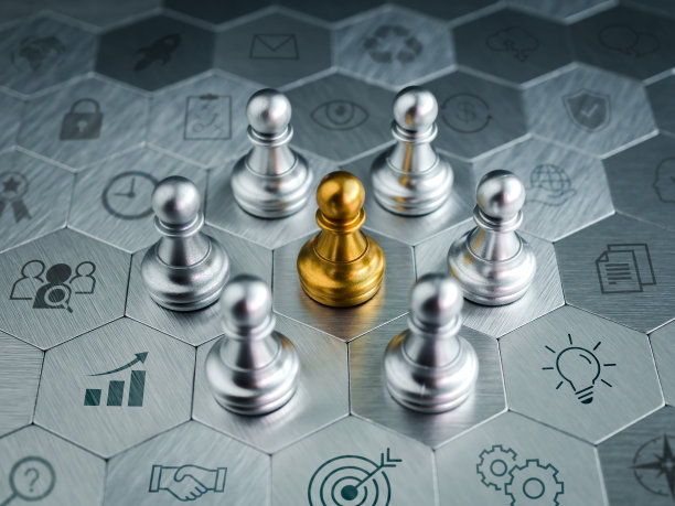 在六角形图案背景上，金卒棋子站在银卒棋子组中央，带有商业战略元素图标标志。领导力，团队合作，公司，概念。图片下载