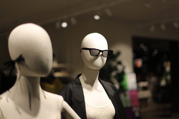 模特站在镜子前图片下载