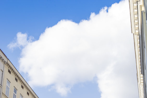 维也纳迷人的天际线，城市交响曲中迷人的光和移动的云。图片下载