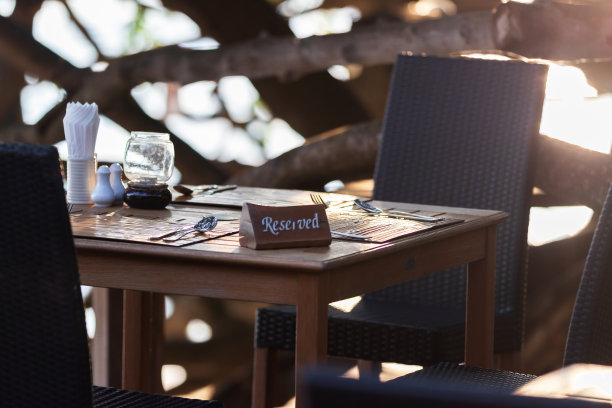 热带海滩餐厅的餐桌布置。图片下载