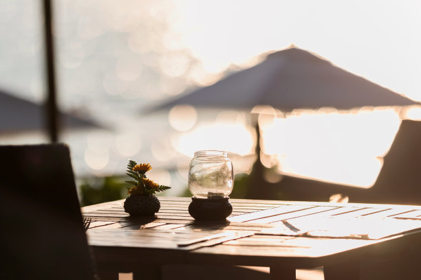 热带海滩餐厅的餐桌布置。图片下载