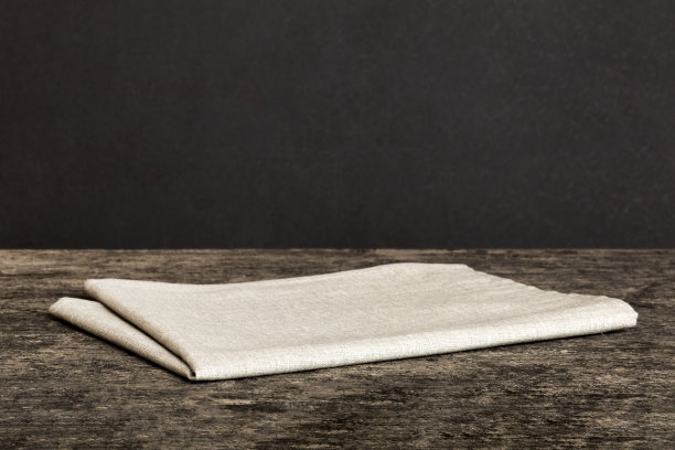 顶视图与灰色厨房餐巾孤立的桌子背景。折叠布料与复制空间的模型，平铺。最小的风格图片下载