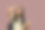 困惑的少女背着双肩包和粉红色背景的书。学习、育人、回校的理念图片下载