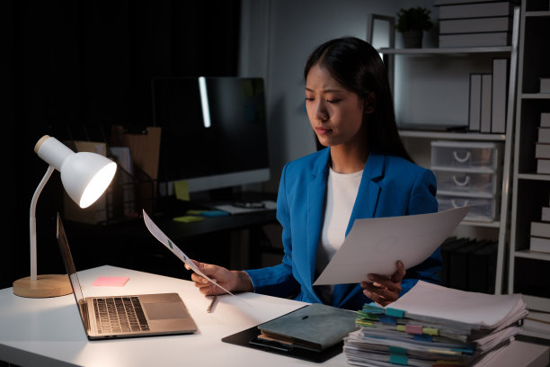 疲惫的亚洲女商人在办公室兼职，独自一人在办公室工作图片下载