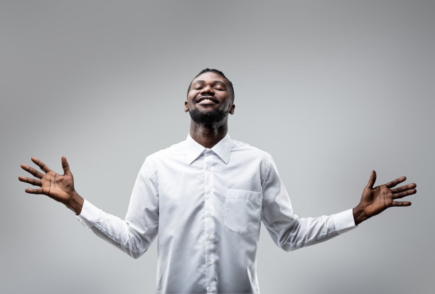 黑人张开双臂欢迎宁静图片下载