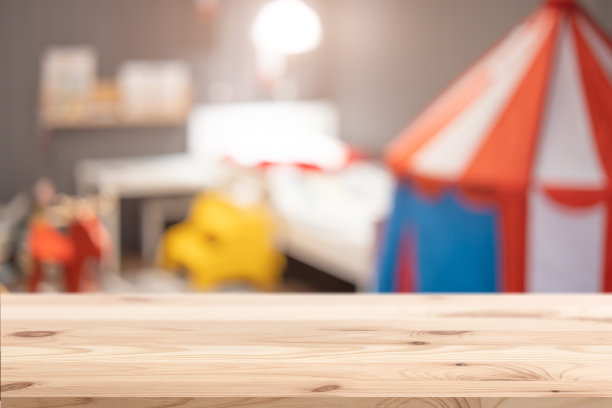 木材前景与模糊儿童，儿童卧室模糊背景的广告展示蒙太奇产品图片下载