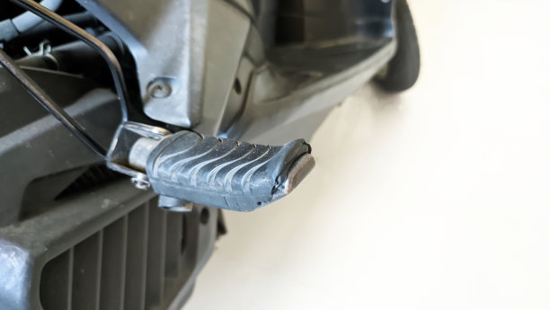 在摩托车上放置乘客脚踏板图片下载