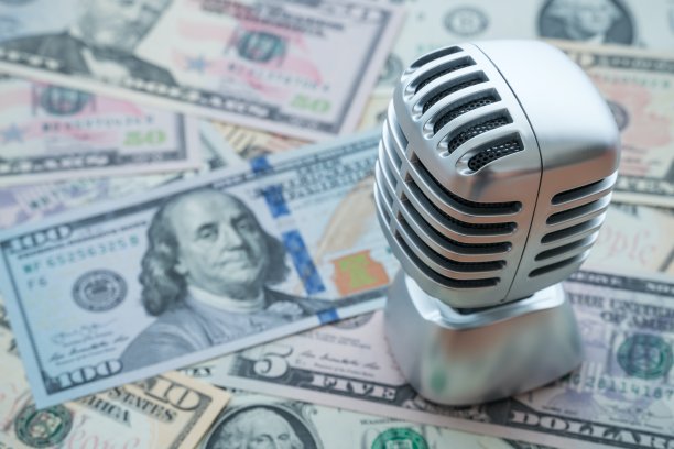 复古镀铬麦克风在美元钞票钞票的背景。图片下载
