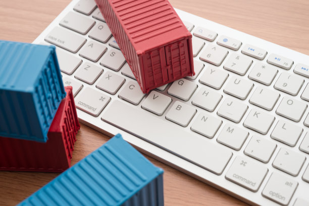 装运货物集装箱上的白色键盘电脑和木制桌子的背景。图片下载