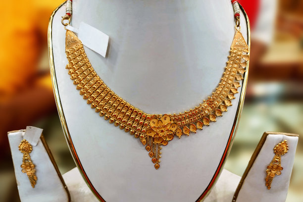 一个美丽的金项链的图片在孤立的背景图片下载