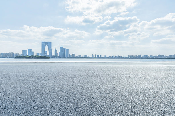 高速公路和城市商业建筑天际线图片下载