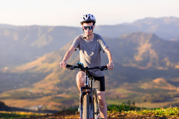 骑自行车的人图片下载