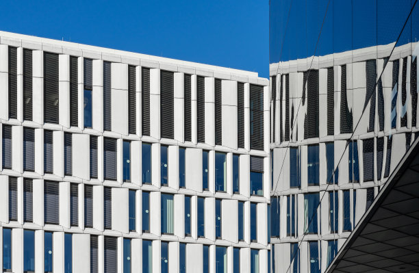 办公楼玻璃幕墙的倒影图片下载