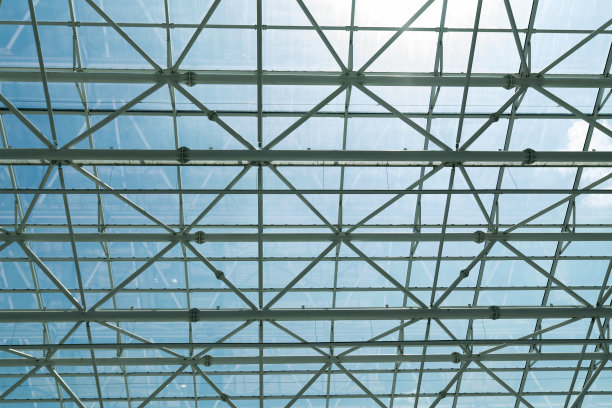 透过玻璃屋顶看到的天空和云彩图片下载