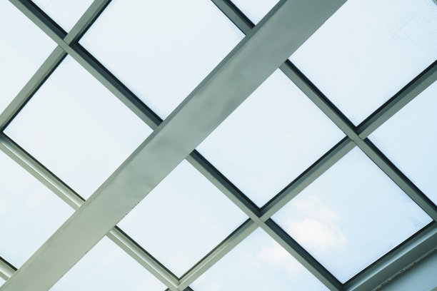 透过玻璃屋顶看到的天空和云彩图片下载