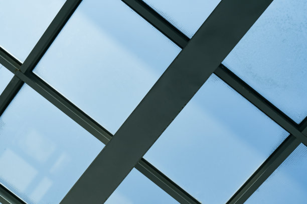 透过玻璃屋顶看到的天空和云彩图片下载