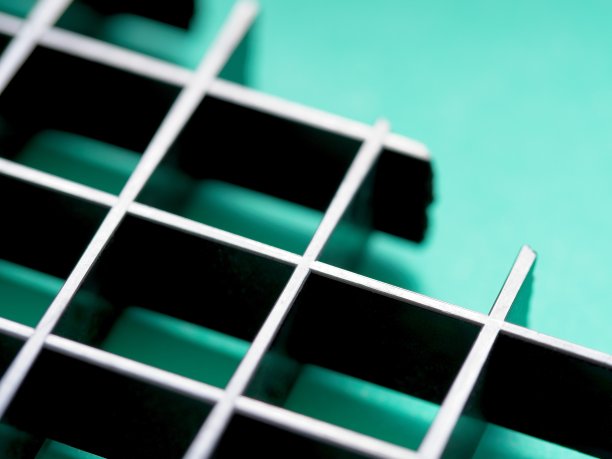 高对比度的网格设计元素与绿色背景形成鲜明对比图片下载