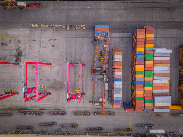 葡萄牙里斯本海岸附近的一个集装箱码头图片下载