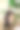 美女坐在美容院的粉色椅子上，手里拿着智能手机图片下载