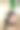 手持智能手机的美女坐在美容院的粉色椅子上图片下载