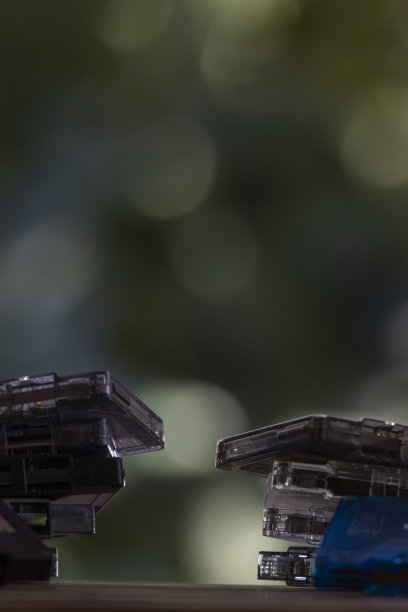 音乐相关背景。照片创建写音乐与模糊的森林背景，其边缘是由旧磁带。(社交媒体背景)图片下载