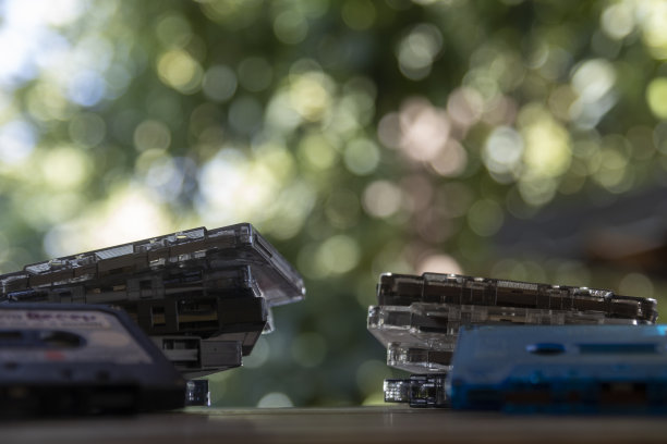 音乐相关背景。照片创建写音乐与模糊的森林背景，其边缘是由旧磁带。(社交媒体背景)图片下载