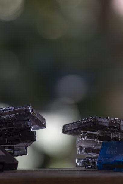 音乐相关背景。照片创建写音乐与模糊的森林背景，其边缘是由旧磁带。(社交媒体背景)图片下载