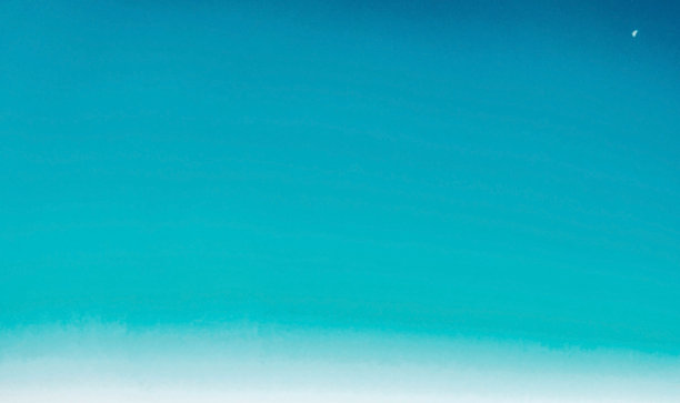 蓝色的天空背景，小云和月亮在晴朗的天空图片下载