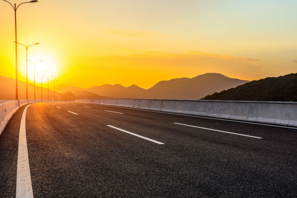 柏油路和山的背景图片下载