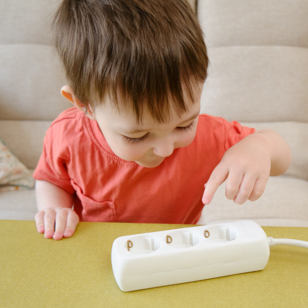 婴儿在家里玩电线是一种危险的活动，可能导致触电或受伤。两岁左右(一岁十个月)图片下载