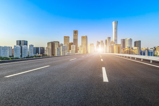 北京的柏油路和城市天际线图片下载