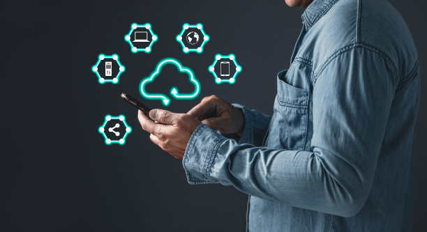 Man使用云计算的示意图展示在手上。数据存储。利用在线数字网络技术开展商业活动，在网上数字市场买卖商业图片下载