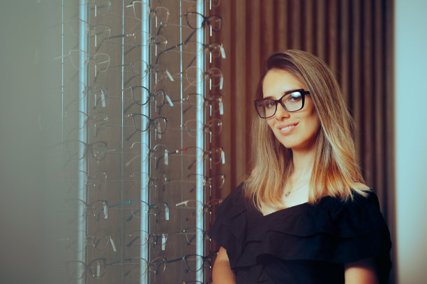 眼镜店里戴眼镜的美女图片下载