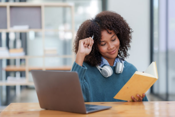 快乐的年轻女学生在笔记本电脑上进行视频通话。图片下载