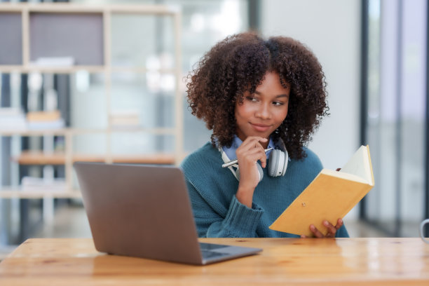 快乐的年轻女学生在笔记本电脑上进行视频通话。图片下载