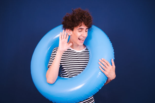 带着充气戒指的滑稽家伙要去度假了。图片下载