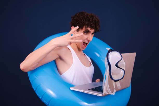 假期和节假日。有趣的情绪化的家伙在准备考试。图片下载