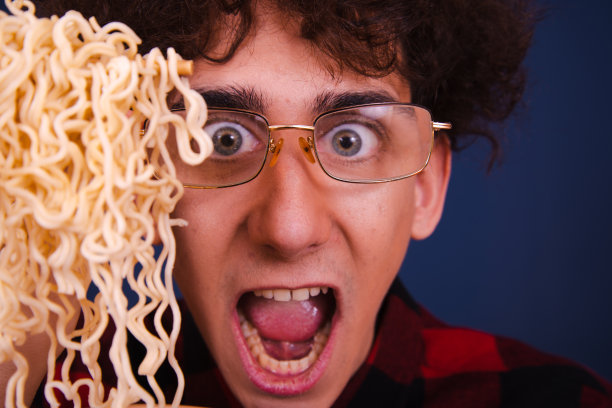 有趣的家伙吃中国面条。图片下载