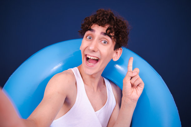 假期和节假日。有趣的情绪化的家伙在准备考试。图片下载