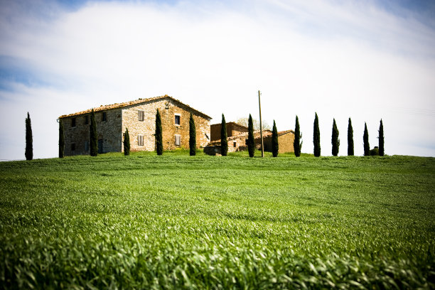 托斯卡纳农舍绿色田野阴天图片下载