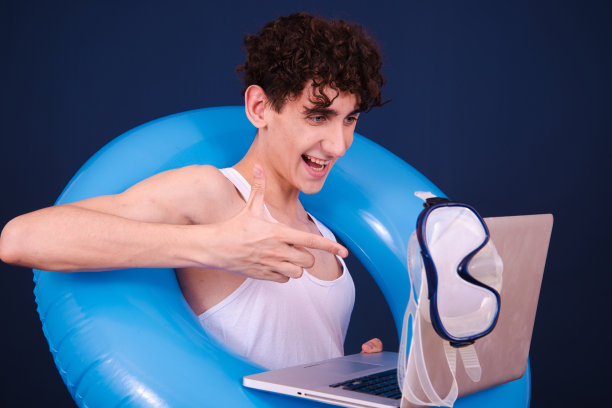 假期和节假日。有趣的情绪化的家伙在准备考试。图片下载