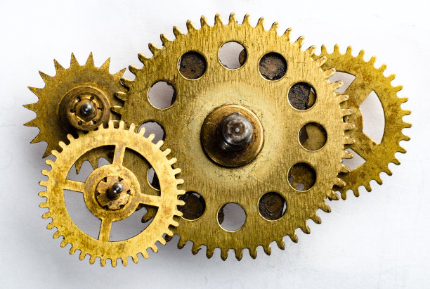 白色背景上的齿轮。白色的旧钟表上的齿轮。工业、蒸汽朋克、古代等主题的设计背景。图片下载