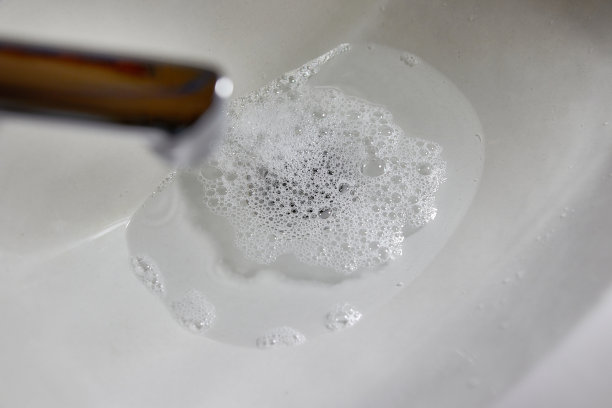 他们在下水道堵塞的水槽里洗手。图片下载