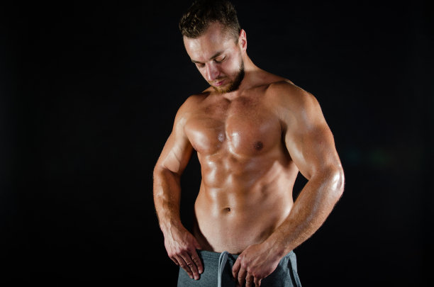 年轻帅气的教练在摄影棚里摆姿势。图片下载