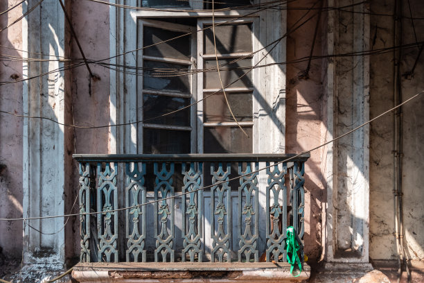 带阳台的长方形窗户图片下载